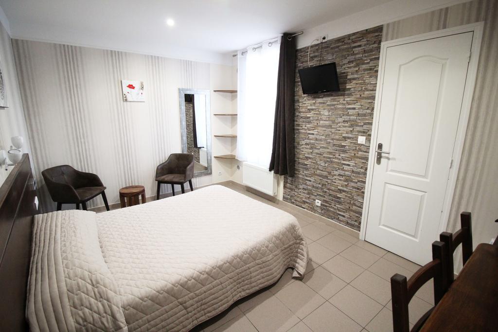 Hotel Des Pyrenees Paris Room photo
